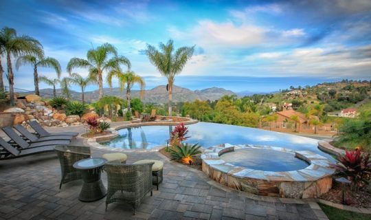 backyard-vanishing-edge-pool-oasis